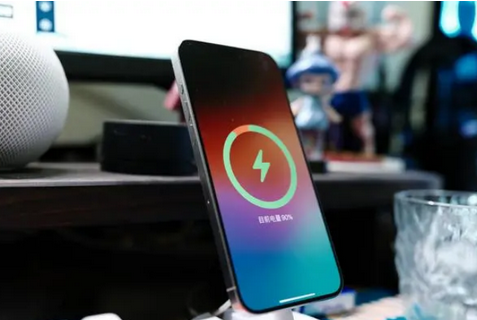 临颍苹果15换屏服务分享用什么充电器给iPhone15充电更好 